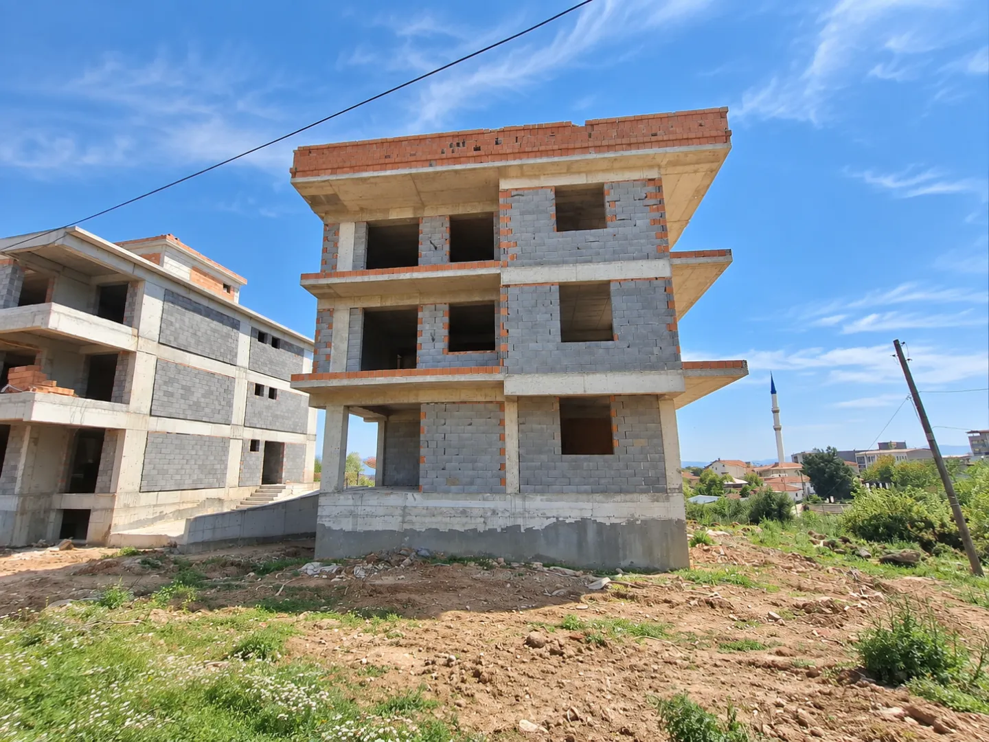 YAZIBAŞI’NDA 560 M² ARSA İÇİNDE KOMPLE SATILIK BİNA